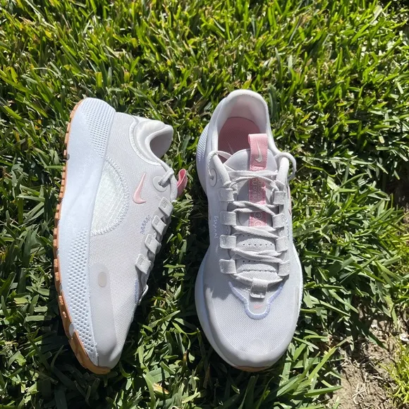- NIKE React Escape Run Vast Grey/Pink Glaze Running shoes womens size 8