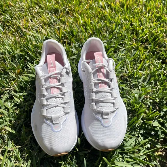 - NIKE React Escape Run Vast Grey/Pink Glaze Running shoes womens size 8