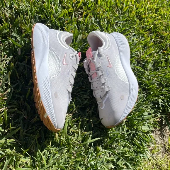 - NIKE React Escape Run Vast Grey/Pink Glaze Running shoes womens size 8