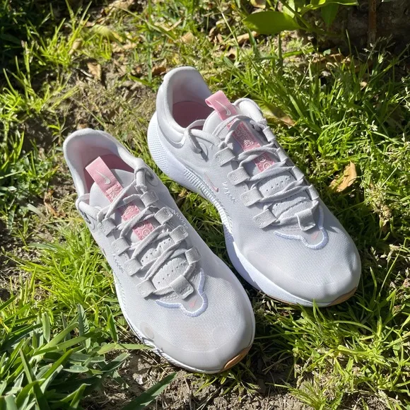 - NIKE React Escape Run Vast Grey/Pink Glaze Running shoes womens size 8
