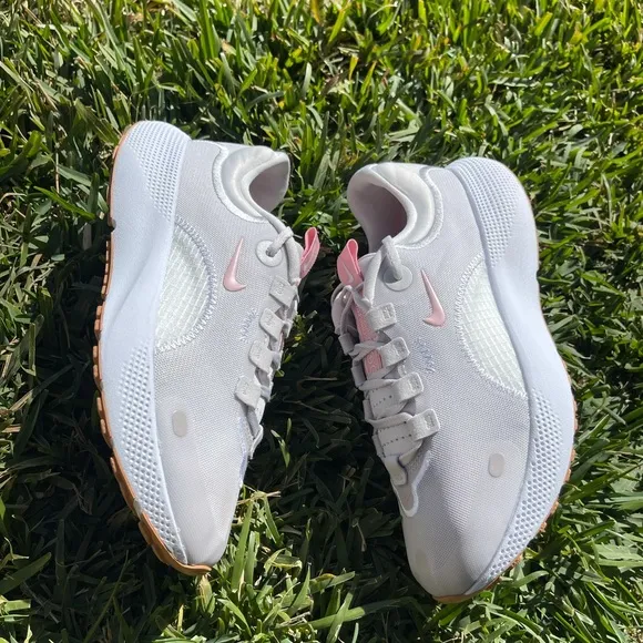 - NIKE React Escape Run Vast Grey/Pink Glaze Running shoes womens size 8