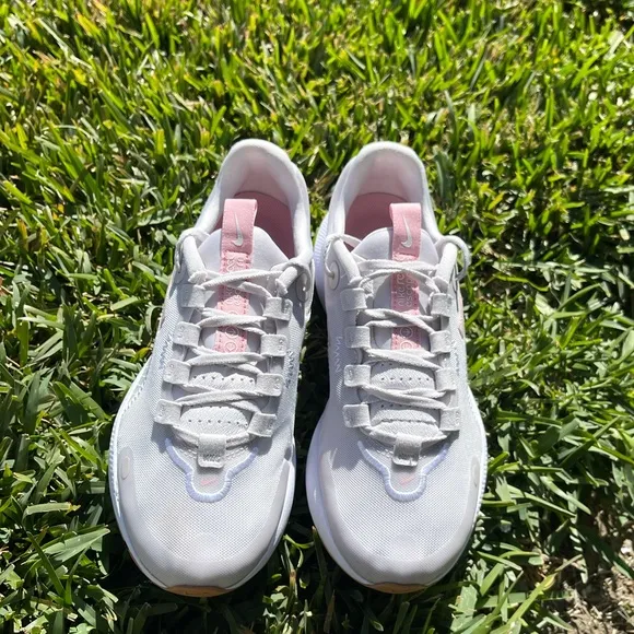 - NIKE React Escape Run Vast Grey/Pink Glaze Running shoes womens size 8