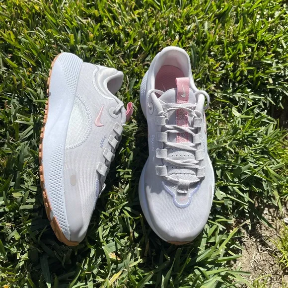- NIKE React Escape Run Vast Grey/Pink Glaze Running shoes womens size 8