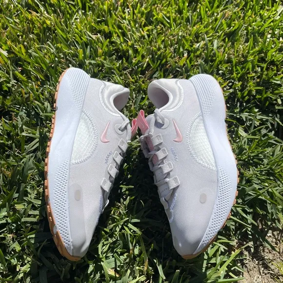 - NIKE React Escape Run Vast Grey/Pink Glaze Running shoes womens size 8