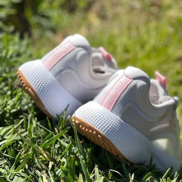 - NIKE React Escape Run Vast Grey/Pink Glaze Running shoes womens size 8