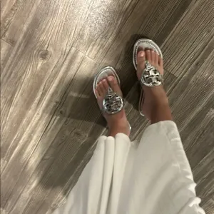 $120 v nmo Tory Burch Metallic silver Miller sandals
