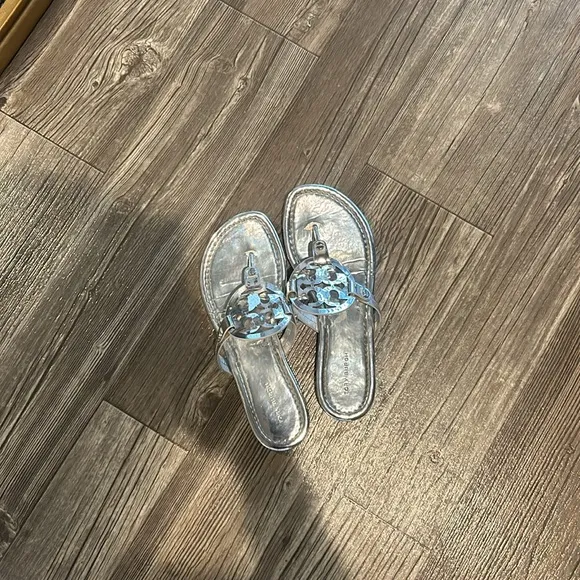 $120 v nmo Tory Burch Metallic silver Miller sandals