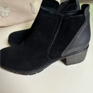 Aetrex Frankie Black Suede Ankle Boots