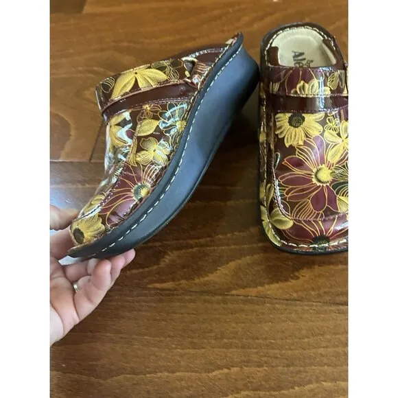 Alegria Seville Wine and Flowers Patent Leather Slip on Clogs Womens Sz 36 US 6