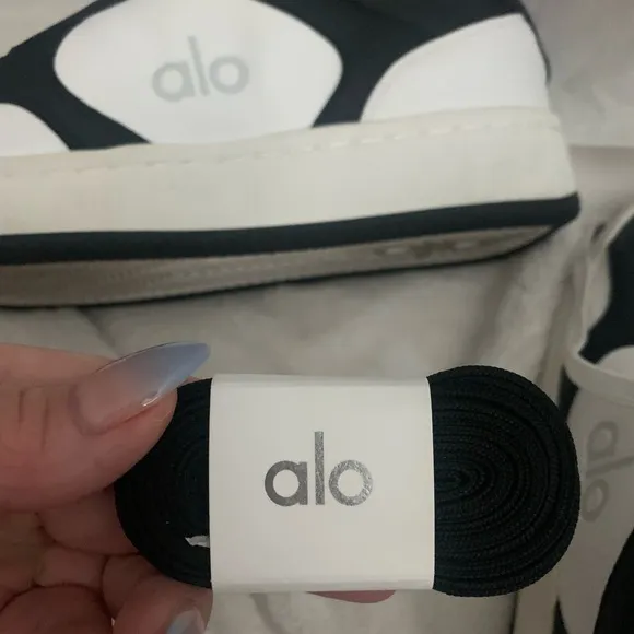 Alo Black and White Sneakers Recovery Unisex shoes. Womens 9 1/2 Men’s 8