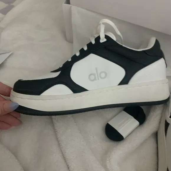 Alo Black and White Sneakers Recovery Unisex shoes. Womens 9 1/2 Men’s 8