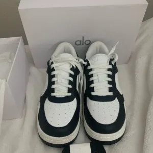 Alo Black and White Sneakers Recovery Unisex shoes. Womens 9 1/2 Men’s 8