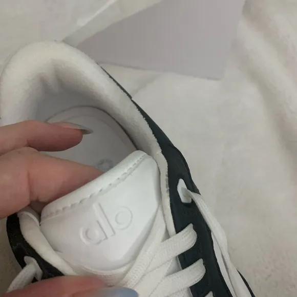 Alo Black and White Sneakers Recovery Unisex shoes. Womens 9 1/2 Men’s 8