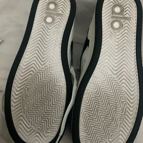 Alo Black and White Sneakers Recovery Unisex shoes. Womens 9 1/2 Men’s 8