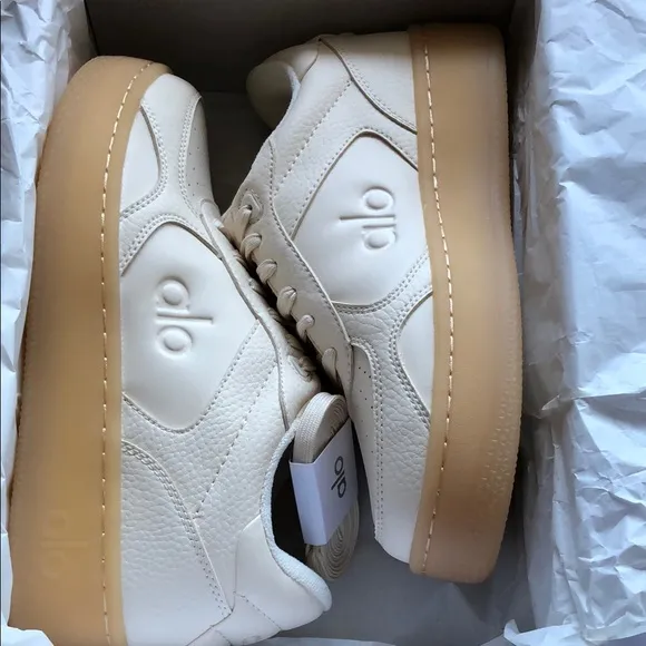 Alo unisex Recovery Mode Sneaker size W7 M5.5