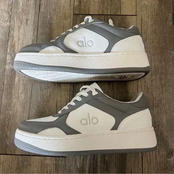 Alo Yoga Recovery Mode Sneaker in Grey