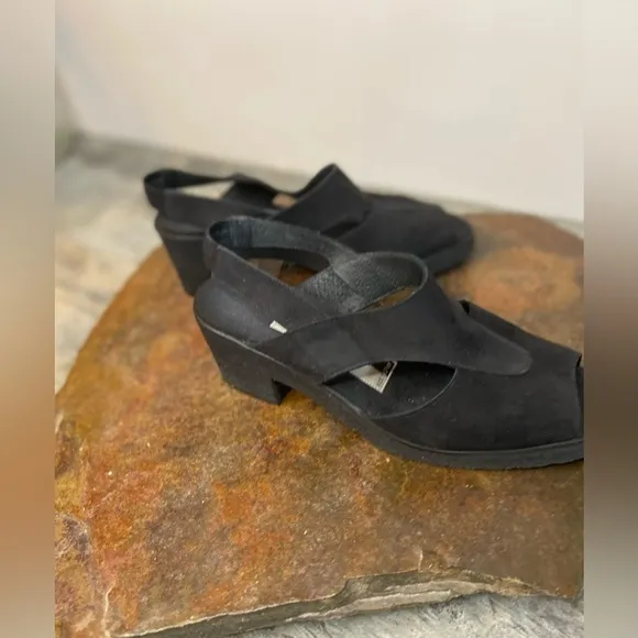 Andre’ Assous~Featherweights~Black Nubuck~Sling Back~Peep Toe Sandals~Size 8.5B