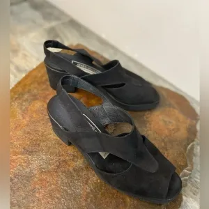 Andre’ Assous~Featherweights~Black Nubuck~Sling Back~Peep Toe Sandals~Size 8.5B