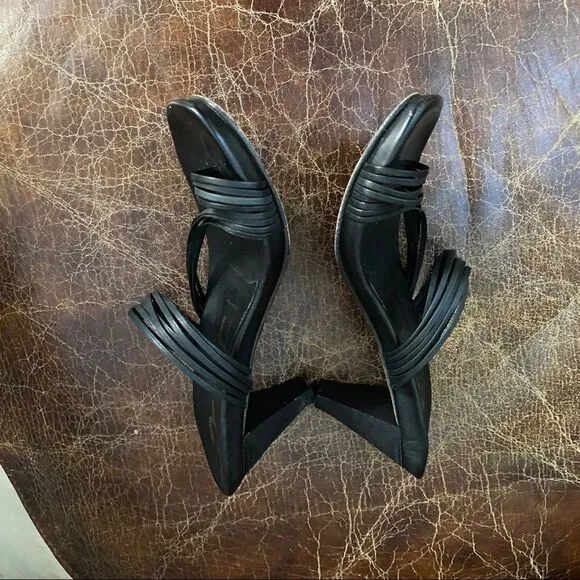 Anthropologie YIN black leather toe loop sandals 6