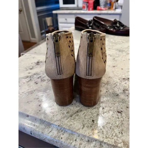 Aquatalia Nikita Tan Perforated Leather Open Toe Wedge Sandals sz 9 EUC