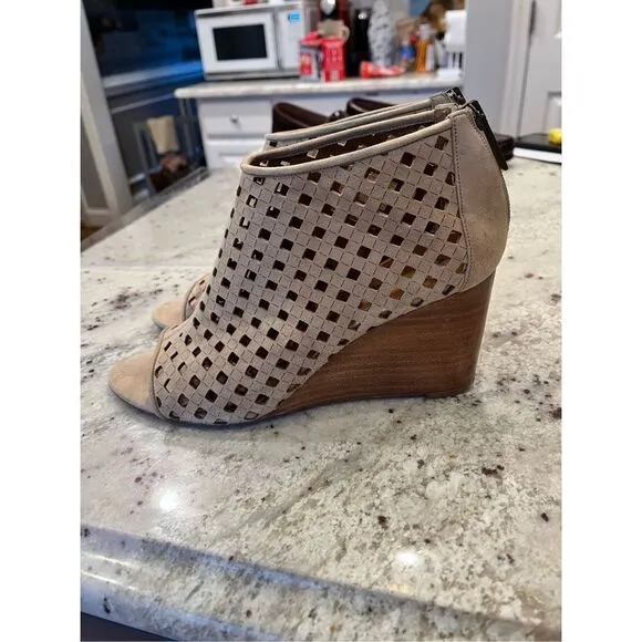 Aquatalia Nikita Tan Perforated Leather Open Toe Wedge Sandals sz 9 EUC