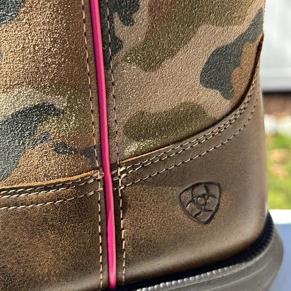 Ariat Anthem Shortie Myra Brown Bomber/Casually Camo Boots, stabilizing shank