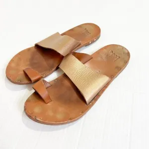 Beek Finch Leather Toe Ring Sandals Size 10 Two Toned Toe Strap