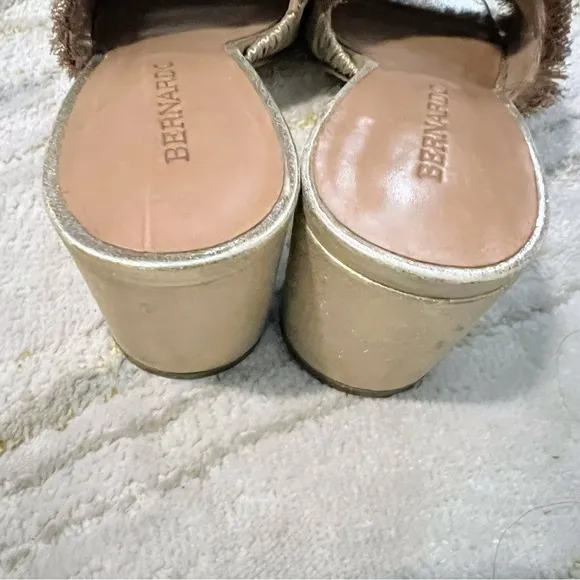 Bernardo Bryn Metallic Fringed Gold Mule Clog Slip on Sandal Slide Shoes Size 9m