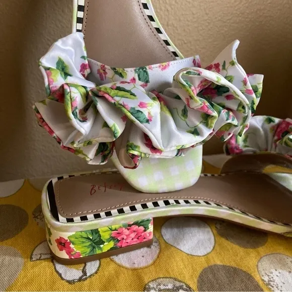 Betsey Johnson Alivia ruffle floral slides size 8M