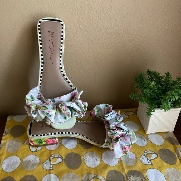 Betsey Johnson Alivia ruffle floral slides size 8M
