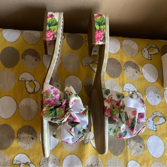 Betsey Johnson Alivia ruffle floral slides size 8M
