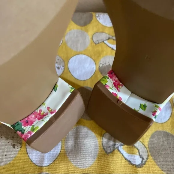Betsey Johnson Alivia ruffle floral slides size 8M