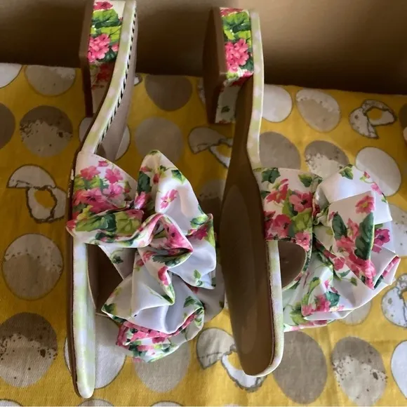 Betsey Johnson Alivia ruffle floral slides size 8M