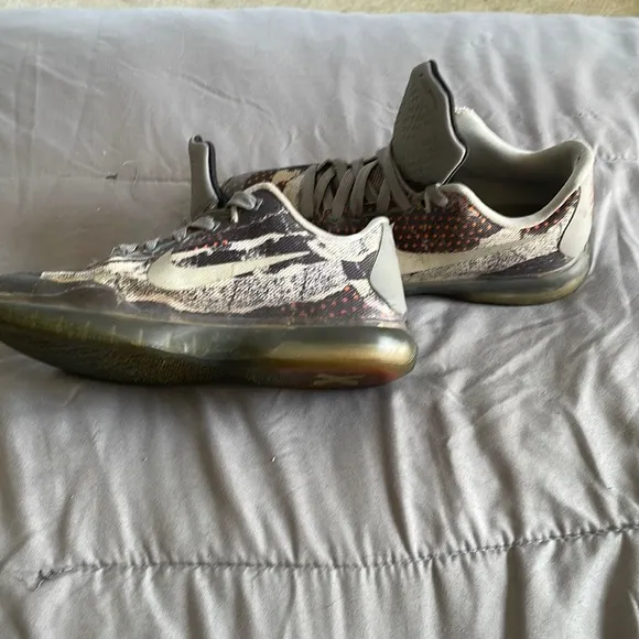 Boys Nike Kobe Bryant Shoes. Size 5