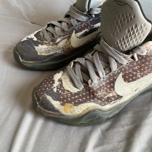 Boys Nike Kobe Bryant Shoes. Size 5