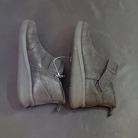 BRAND NEW CLOUDSTEPPERS BY CLARKS ADJUSTABLE BUCKLE ZIP CLOSURE ROUND TOE BOOTIE