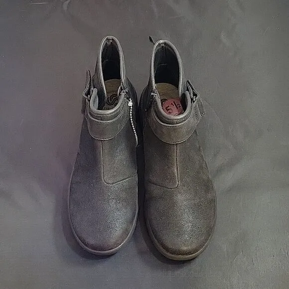 BRAND NEW CLOUDSTEPPERS BY CLARKS ADJUSTABLE BUCKLE ZIP CLOSURE ROUND TOE BOOTIE