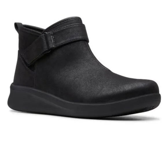 BRAND NEW CLOUDSTEPPERS BY CLARKS ADJUSTABLE BUCKLE ZIP CLOSURE ROUND TOE BOOTIE
