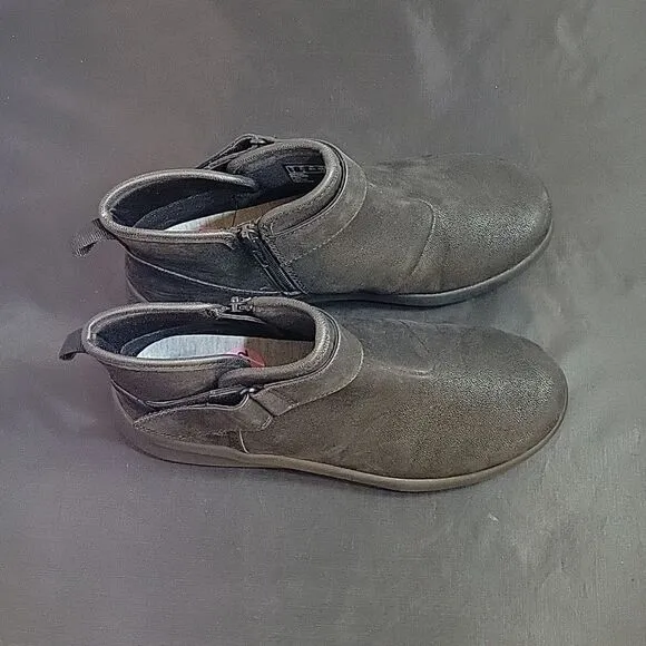 BRAND NEW CLOUDSTEPPERS BY CLARKS ADJUSTABLE BUCKLE ZIP CLOSURE ROUND TOE BOOTIE