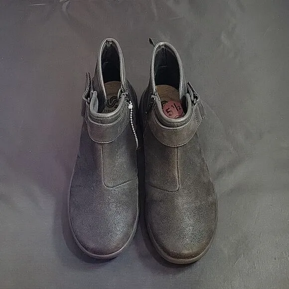 BRAND NEW CLOUDSTEPPERS BY CLARKS ADJUSTABLE BUCKLE ZIP CLOSURE ROUND TOE BOOTIE