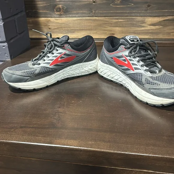 Brooks Gray Red Addiction 13 Running Comfort Shoes Size 11