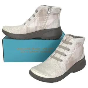 Bzees Womens Ankle Boots 7M Kick Back Taupe Cushioned Insole Arch Support