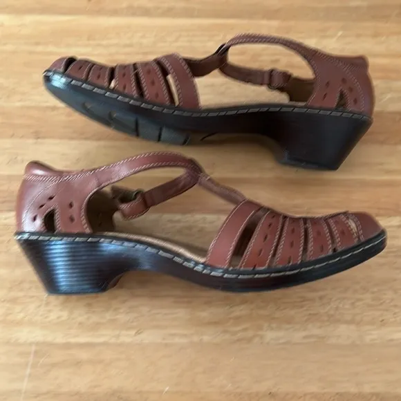 Clark’s Bendable Wendy River Brown Leather Camel Tan Fisherman Sandals Size 7.5