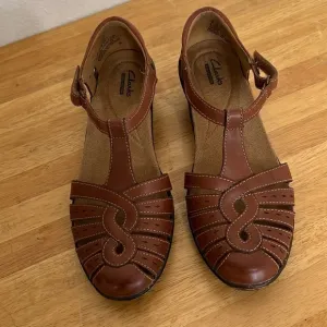 Clark’s Bendable Wendy River Brown Leather Camel Tan Fisherman Sandals Size 7.5