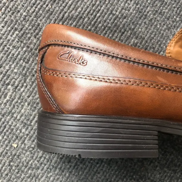 Clarks Cushion Leather Slip On Brown Dress Shoes EUC 8.5