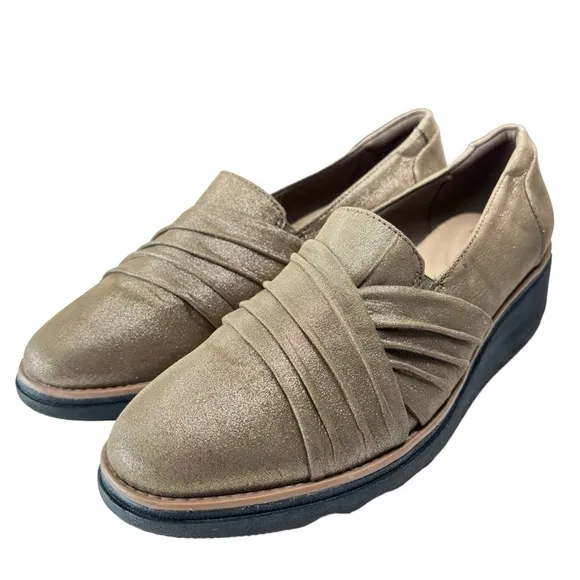 Clarks Sharon Villa Loafer Womens Shoes Size 8.5 Wedge Slip-On Gold Metallic NEW