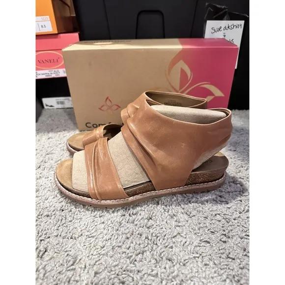 COMFORTIVA GALE SAND WOMENS STRAPPY‎ LEATHER SANDAL SHOE SIZE 8 Wide NWB