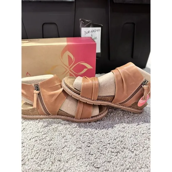 COMFORTIVA GALE SAND WOMENS STRAPPY‎ LEATHER SANDAL SHOE SIZE 8 Wide NWB