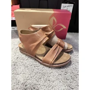 COMFORTIVA GALE SAND WOMENS STRAPPY‎ LEATHER SANDAL SHOE SIZE 8 Wide NWB