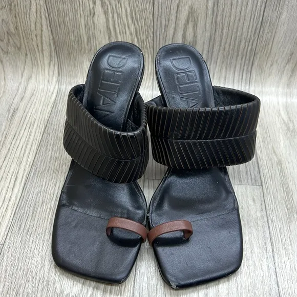 Deltan Kelsea leather toe loop Sandals